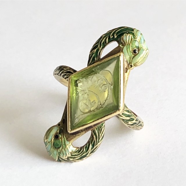 Bague « Grues et péridot aux jeanettes »