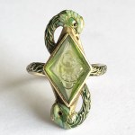 Bague « Grues et péridot aux jeanettes »