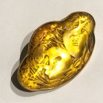 Broche « Deux Figurines Dos à Dos »