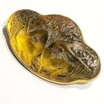 Broche « Deux Figurines Dos à Dos »