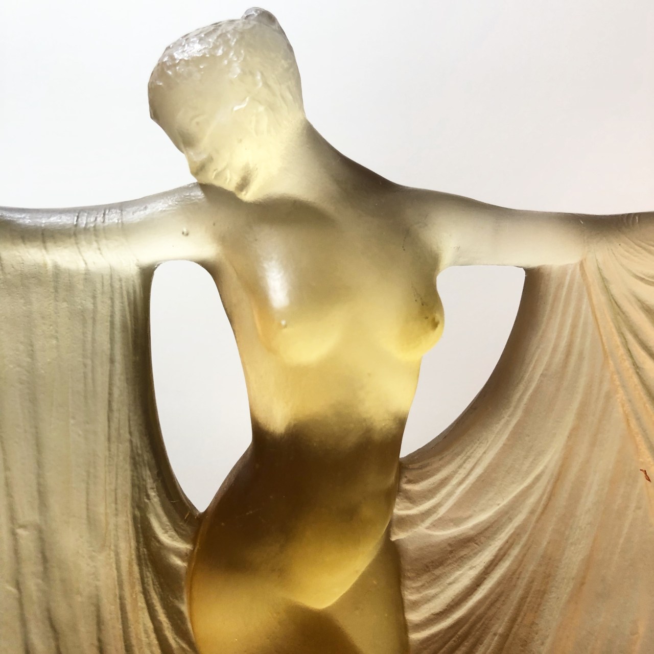 Statuette « Suzanne » jaune